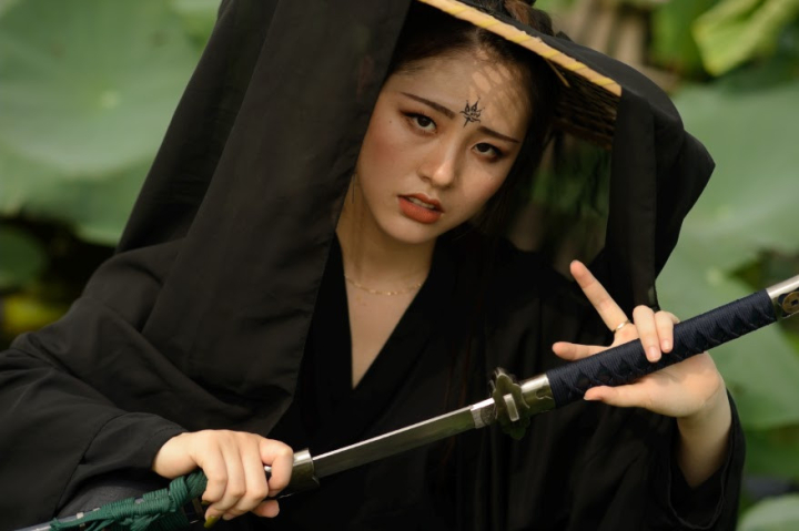 woman,lotus,field,ancient chinese,heroine,hero,asian woman,chinese,china,sword,black dress,nef format,raw,young woman,girl,person,alone,one,a,asia,clothing,cool,style,wear,hand,out door,hold,hoding,tattoo on forehead,take off,drag out,pull,action,martial arts