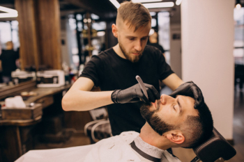 Cabeleireiro Dos Homens Homem Barber Doing Hairstyle in Barbershop Foto de  Stock - Imagem de cabeleireiro, elevado: 121117550