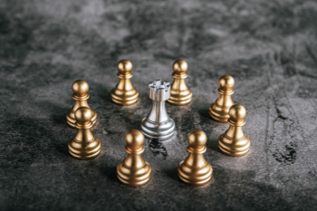 Free Photo  Gold and silver chess on chess board game for business  metaphor leadership concept