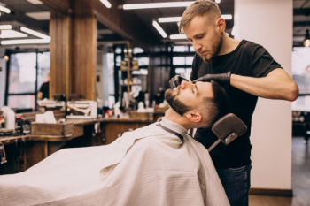 Cabeleireiro Dos Homens Homem Barber Doing Hairstyle in Barbershop Foto de  Stock - Imagem de cabeleireiro, elevado: 121117550