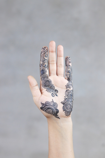 Mehndi Na Mujhko Lagana, Movie Chori Chori https://mehandidesignsimple.com/ mehndi-na-mujhko-l... | Henna hand tattoo, Mehndi ka design, Mehndi designs