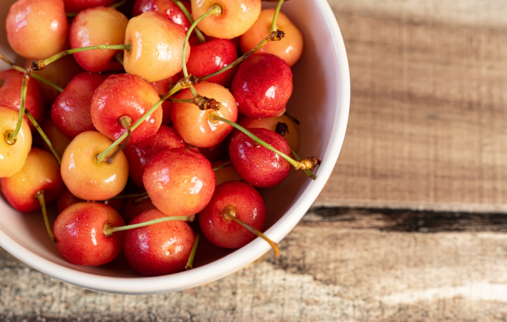 bowl,cherries,close-up,delicious,drupe,fresh,freshness,fruit,healthy,red fruits,tasty,wet,wooden background,yummy