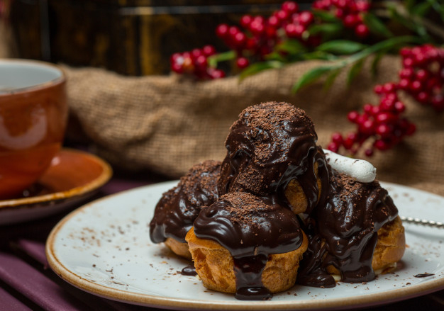 Profiteroles with Peanuts