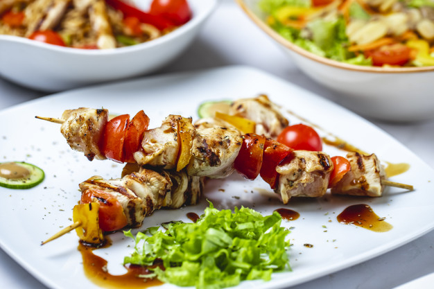 skewers,grilled,lettuce,sauce,meal,pepper,recipe,bell,tomato,grill,barbecue,bbq,plate,meat,chicken,food