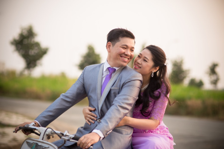 Beautiful couple kissing on bike hi-res stock photography and images - Alamy