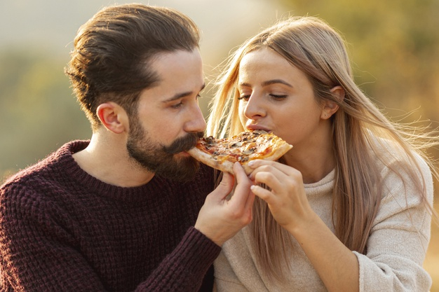 friends eating pizza together, Stock image