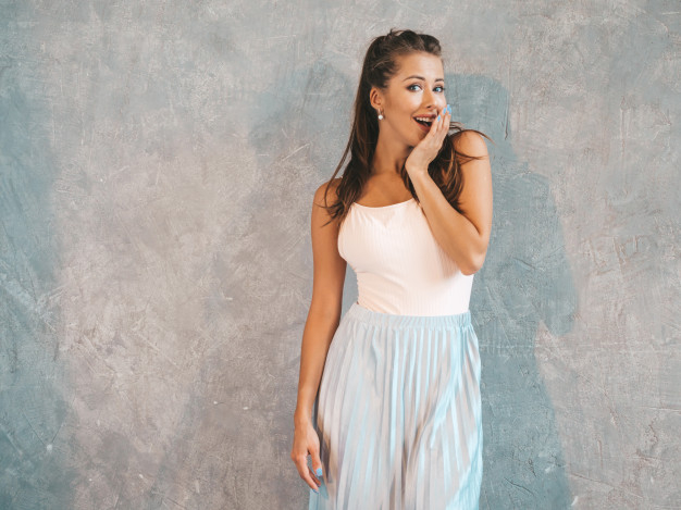 Free: Young beautiful surprised woman looking with hands near face. trendy  girl in casual summer clothes. female posing near gray wall Free Photo 