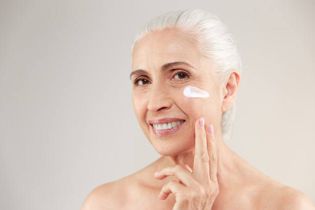 Free Photo  Close up smiley senior woman posing