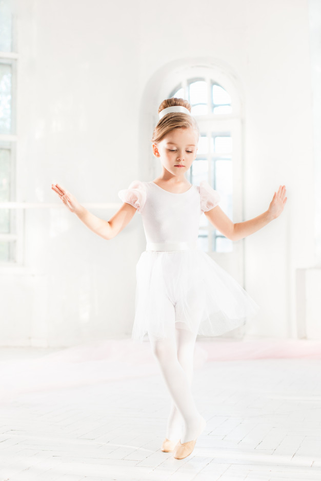 Petite Fille De Ballerine Dans Un Tutu Enfant Adorable Dansant Le Ballet  Classique Dans Un Studio Blanc Photo stock - Image du adorable, costume:  98374804