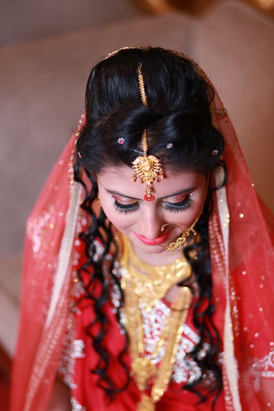 beautiful,close -up,costume,dress,face,fashion,female,glamour,gold,hair,hairstyle,jewelry,lady,necklace,person,red,style,traditional,veil,wear,woman,Free Stock Photo