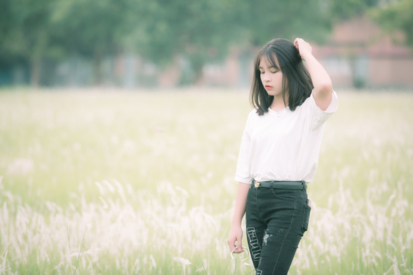 beautiful,blurred background,countryside,daytime,field,girl,grass,outdoors,outside,person,rural,wear,woman,young,Free Stock Photo