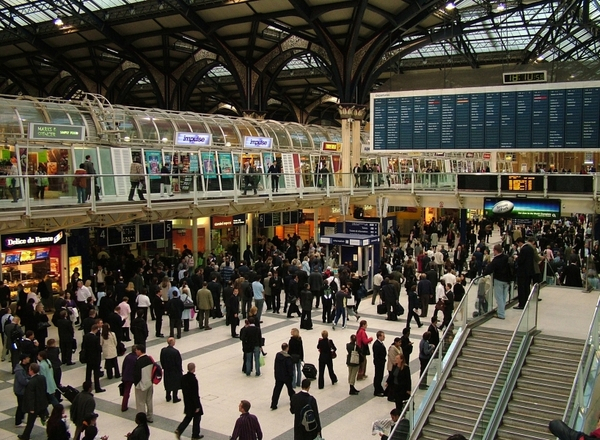 liverpool,street,station,london,rail,railway,train,mainline,overground,concourse,commuters,crowds