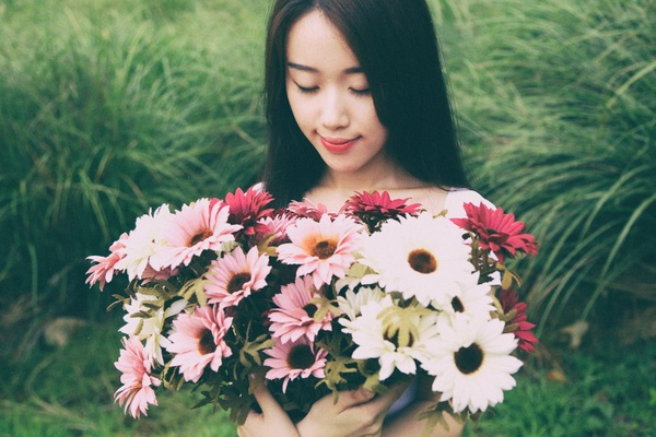 flower,white,petal,bloom,garden,plant,nature,autumn,fall,pink,people,woman,grass,green,plant,nature,red,asian
