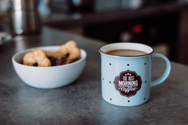 aromatic,biscuit,biscuits,black,blue,breakfast,brew,cafe,caffeine,chocolate,classic,closeup,coffee,cookie,cookies,counter,countertop,cup,dark,dots,drink,hand,kitchen,mint,morning,mug,percolator,retro,stream,style,sweet,table,vintage,white