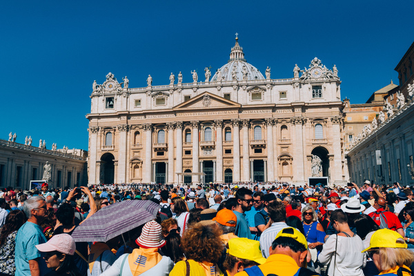 ancient,architecture,basilica,building,cathedral,church,crowd,dome,facade,group,historical,holy,landmark,people,religion,religious,tourism,tourist,travel,vatican,Free Stock Photo