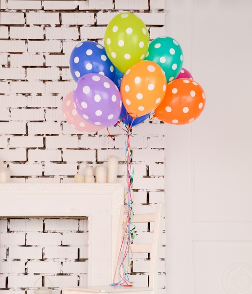 wall,inside,door,table,candle,colorful,green,yellow,blue,orange,pink,purple,birthday,party,balloon
