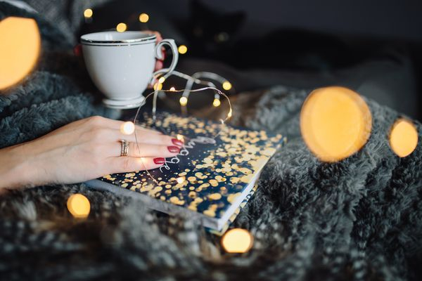 woman,home,book,reading,indoor,femine,cosy,cozy,hygge,fairy lights
