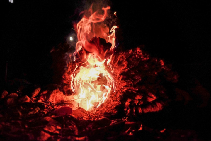 ash,blaze,bonfire,burn,burning,burnt,close-up,danger,dark,energy,explosion,fire,firewood,flame,flammable,heat,hot,night,smoke,warmly,warmth