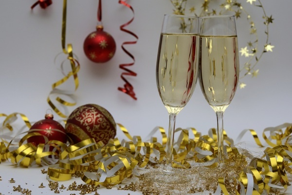 alcohol,alcoholic,beverage,celebrate,celebration,champagne,cheers,christmas,christmas balls,christmas decor,close-up,cute,decorations,drink,glass,glasses,gold,golden,liquid,new year&#39;s eve,party,shining,sparkling,toast,wine,wine glasses,Free Stock Photo