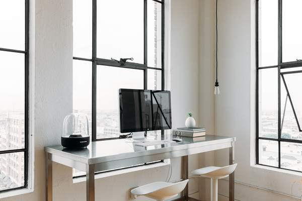 computer,office,desk,modern,mac,minimal,business,window,skyscraper,appartment,white