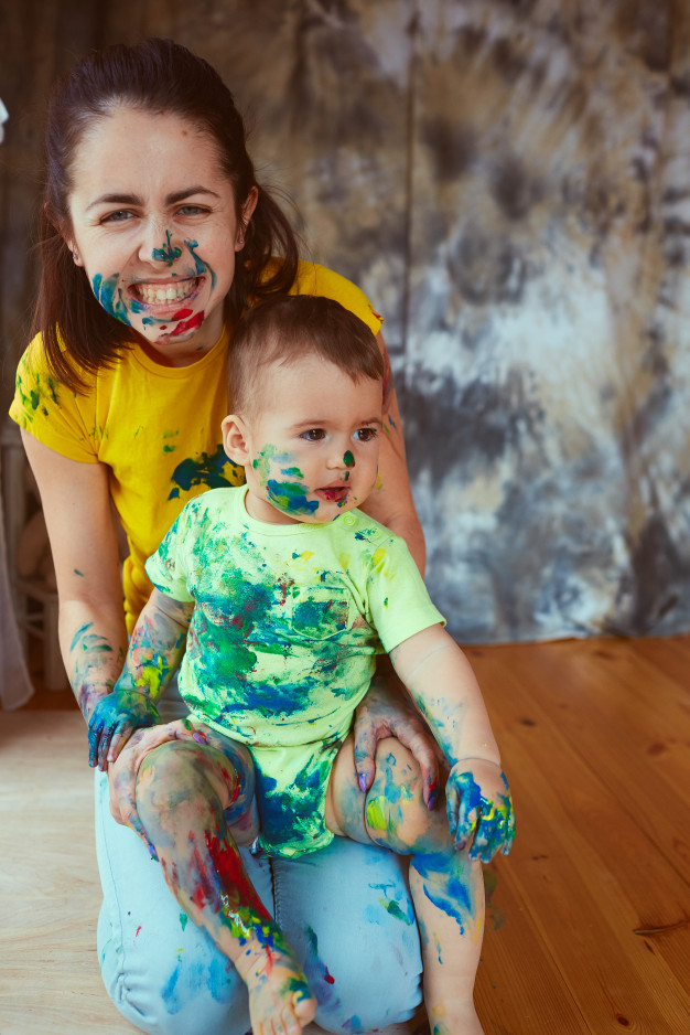 baby,family,paper,green,blue,hands,face,kid,mother,child,hotel,painting,italy,lady,europe,female,day,adult,fingers,big