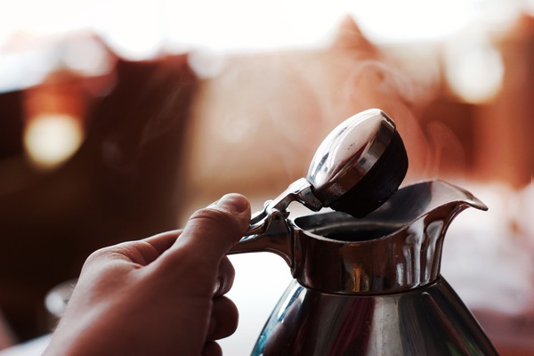 person,people,hand,hold,coffee,pot,kettle,open,smoke,silver,reflection,still,bokeh