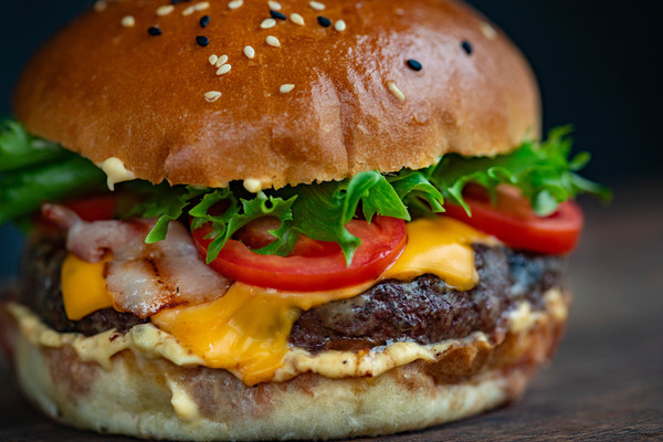 beef,bread,bun,burger,cheese,cheeseburger,close-up,delicious,dinner,fastfood,food,food photography,hamburger,lettuce,lunch,meal,meat,sandwich,sesame,sesame seeds,snack,tasty,tomato,vegetables,yummy