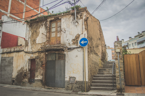 cc0,c1,street,cloudy,house,old street,signal,sky,clouds,overcast,architecture,facade,wall,vintage,old,ruins,demolished,abandoned,balcony,people,construction,old building,old house,free photos,royalty free