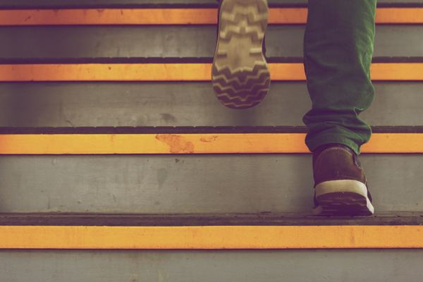 man,male,hand,house,building,home,purpose,hand,crowd,step,stair,shoe,ascend,walk,orange,feet,up,walking,subway step,footstep,green