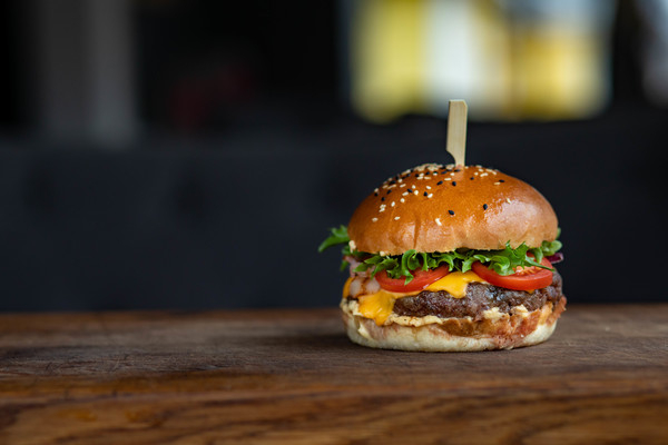 bread,bun,burger,cheese,cheeseburger,close-up,delicious,fast food,food,food photography,hamburger,lettuce,lunch,meal,sesame seeds,tasty,tomato,yummy