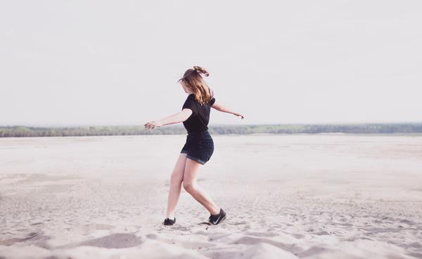 woman,walking,sand,female,fashion,white,black dress,dancing