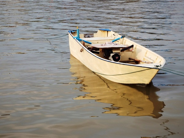 boat,rowing,small,nobody,reflection,background,water,sea,ocean,fishing,coast,white,empty,transport,single,one,travel
