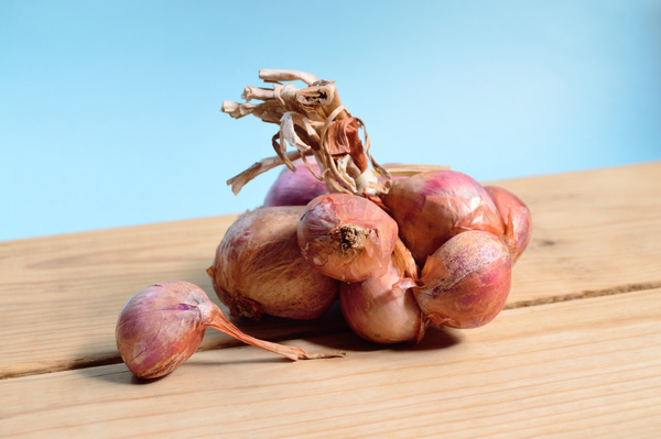 board,bunch,close-up,color,fresh,group,grow,ingredient,natural,onions,purple,raw,red,root,table,top,vegetable,wood,wooden,Free Stock Photo