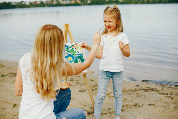 Mother Daughter Painting Picture And HD Photos | Free Download On Lovepik