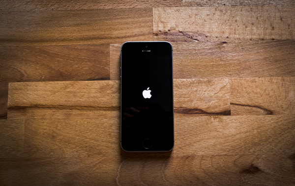 apple,board,cellphone,close-up,design,floor,indoors,iphone,texture,wood,wooden,Free Stock Photo