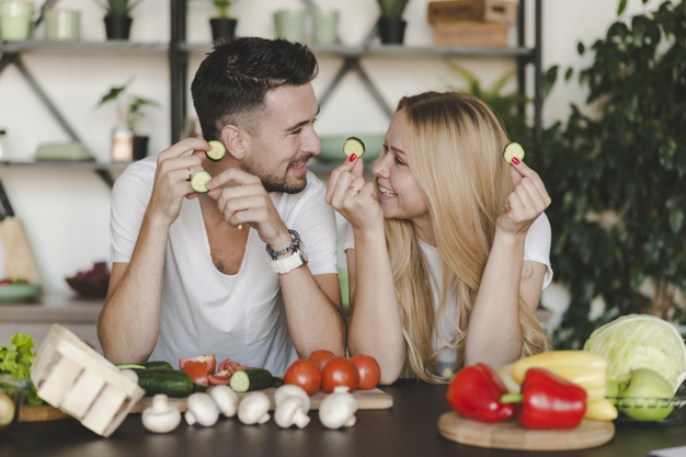 food,people,hand,paper,man,kitchen,hair,beauty,smile,happy,room,couple,organic,beard,vegetable,bell,tomato,mushroom,young,fresh