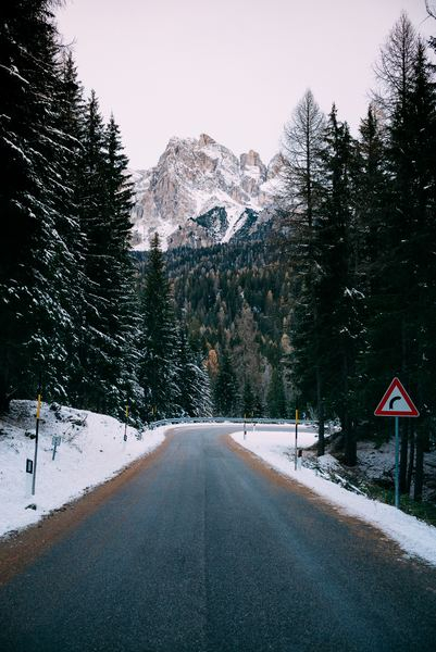 winter,snow,white,woman,man,hand,basic,dark,cloud,mountain,tree,forest,snow,road,sign,travel,wallpaper,iphone wallpapers,iphone backgrounds,lock screen background,winter