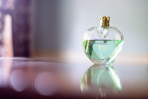 bottle,glass,perfume,reflection