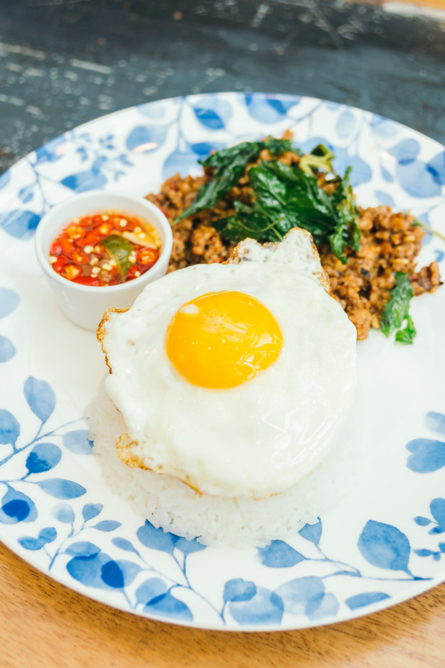 krapao,topped,minced,mince,stir,fried,tasty,basil,cuisine,delicious,spicy,pork,meal,background white,background food,dish,traditional,lunch,thai,vegetable,egg,food background,thailand,rice,white,white background,chicken,leaf,food,background