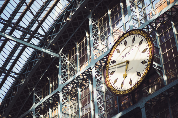 watch,time,steel structure,st pancras railway station,skylight,precision,girders,engineering,clock