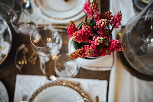 table,golden,lunch,dinner,restaurant,decor,glasses,plates,decoration