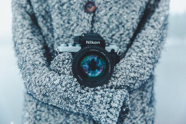 christmassy,christma,winter,person,man,woman,technologie,technology,camera,sweater,jumper,knitwear,camera,nikon,lens,winter,photography,strap,cold,snow,snowing