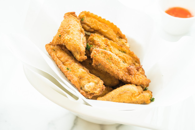 closeup,crispy,drumstick,calories,fried,tasty,delicious,breast,meal,snack,fresh,dish,nutrition,lunch,eat,wing,dinner,plate,meat,golden,wings,chicken,table,food