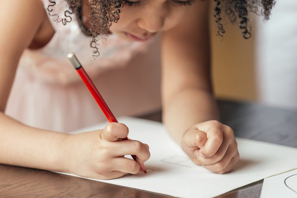  girl,young,focus,child,paper,family,closeup, drawing