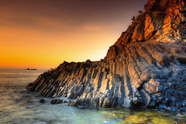 Rocky beach Wallpaper 4K, Sunset, Seascape, Coastline