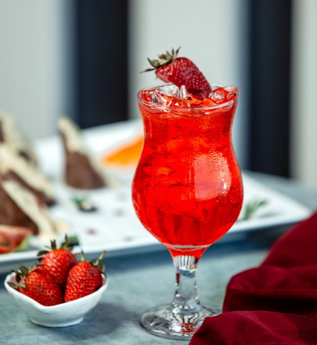 chilled,slice,beverage,healthy,strawberry,cocktail,drink,glass,ice,fruit,food
