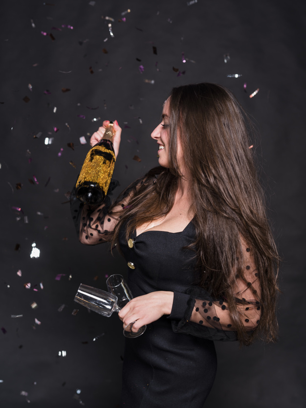 Фото девушки с бутылкой шампанского в руке