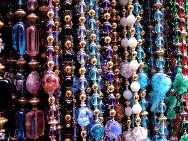 pearl,pearls,jewel,jewels,jeweler,jewelers,jeweller,jewellers,jewellery,jewelleries,jewelry,jewelries,black,white,shop,shops,window,windows,buy,costume,fashion,glamour