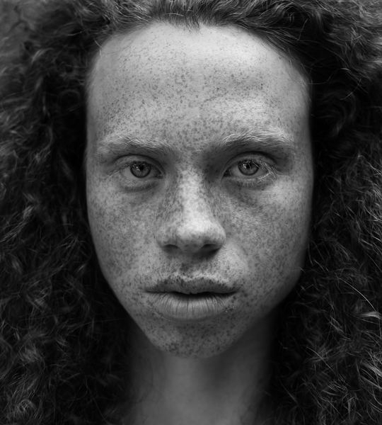rosto,freckle,portrait,people background,people wallpaper,wallpaper,face,portrait,woman,portrait,man,male,freckles,white,black,close up,model,eye,curly hair,freckle,black and white,free pictures