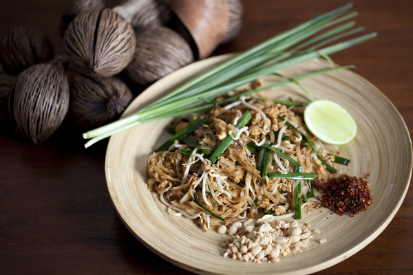 asian,close up,noodles,pad thai,thai,wood